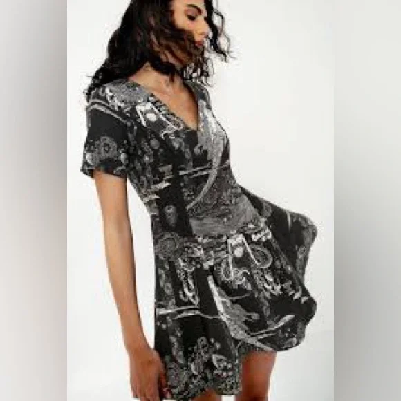 Blackmilk Clarke’s Little Mermaid Evil V Dress - Picture 4 of 9